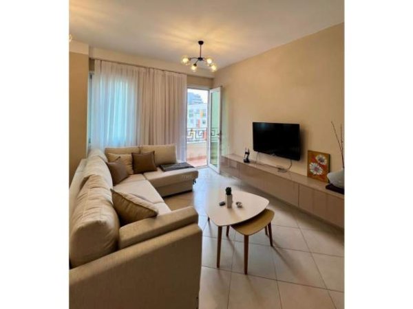 Tirane, jepet me qera apartament Kati 6, 98 m² 500 Euro (Rruga 5 Maji)