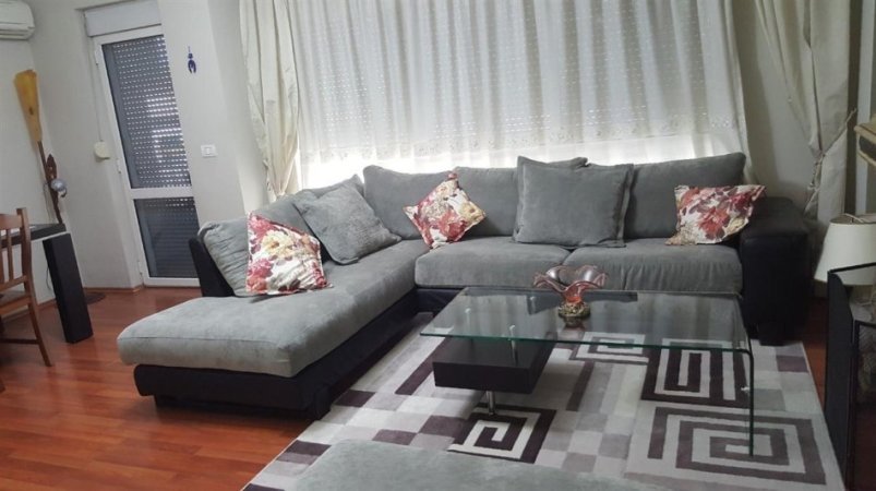 Tirane, jepet me qera apartament 1+1+Ballkon Kati 2, 60 m² 550 € (Pazari i ri , sheshi avni rustemi)