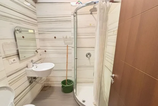 Tirane, jepet me qera apartament 2+1 Kati 2, 90 m² 700 € (Rruga Myslym Shyri)