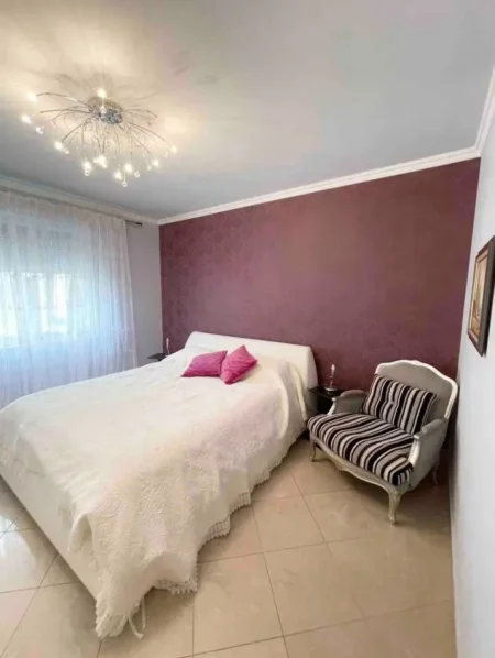 Tirane, jepet me qera apartament 3+1+Ballkon Kati 5, 140 m² 1.500 € (Bllok)
