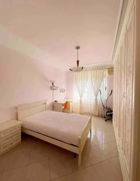 Tirane, jepet me qera apartament 3+1+Ballkon Kati 5, 140 m² 1.500 € (Bllok)