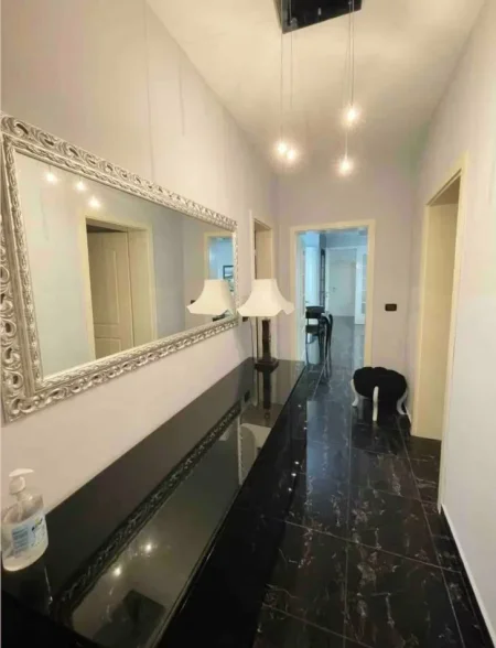 Tirane, jepet me qera apartament 3+1+Ballkon Kati 5, 140 m² 1.500 € (Bllok)