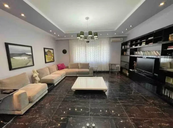 Tirane, jepet me qera apartament 3+1+Ballkon Kati 5, 140 m² 1.500 € (Bllok)