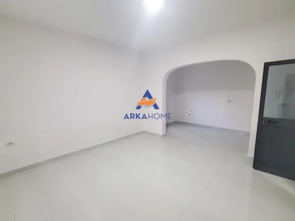 Tirane, jepet me qera ambjent biznesi Kati 1, 100 m² 1.038 € 