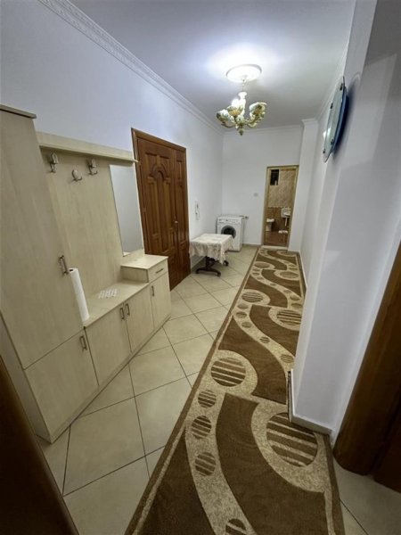 Tirane, jepet me qera apartament 2+1+Ballkon Kati 1, 140 m² 600 € (RRUGA 5 MAJI)