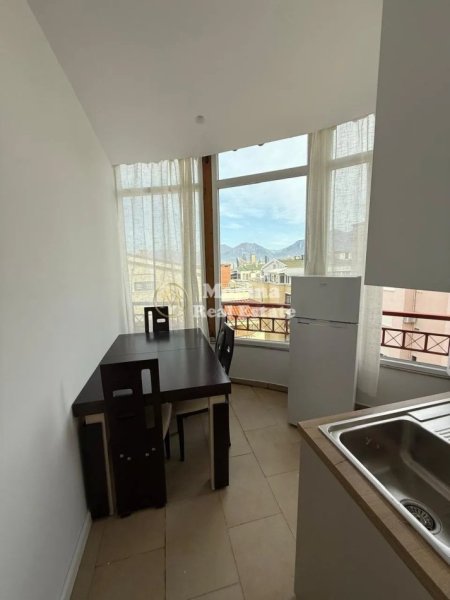 Tirane, jepet me qera apartament 1+1 Kati 6, 100 m² 550 € (Komuna e Parisit)