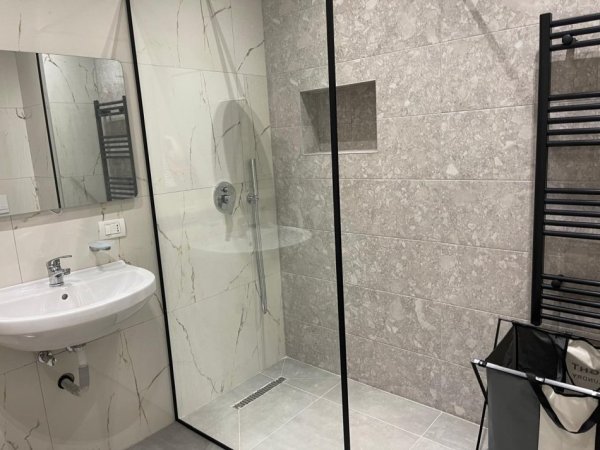 Tirane, jepet me qera 2+1+Ballkon Kati 1, 100 m² 750 € 