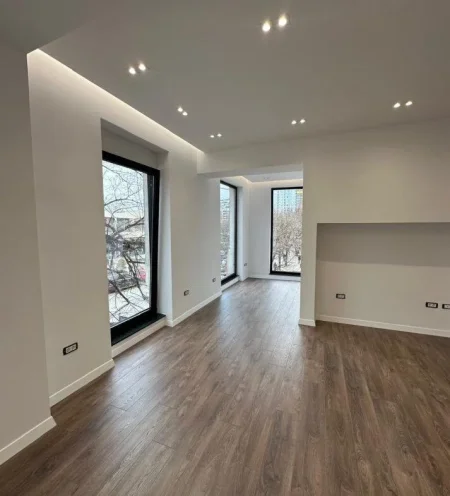 Tirane, jepet me qera ambjent biznesi Kati 1, 76 m² 1.500 € (SHALLVARET)