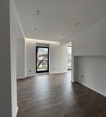 Tirane, jepet me qera ambjent biznesi Kati 1, 76 m² 1.500 € (SHALLVARET)