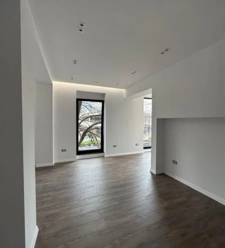 Tirane, jepet me qera ambjent biznesi Kati 1, 76 m² 1.500 € (SHALLVARET)
