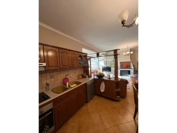 Tirane, shitet apartament 2+1+Ballkon Kati 6, 133 m² 175.000 € (Zogu i Zi)