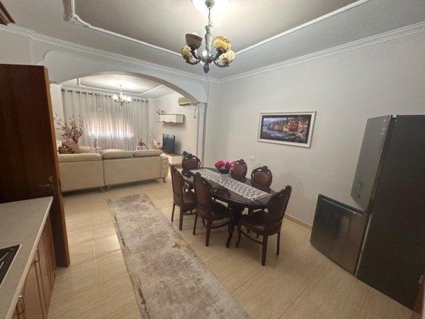 Tirane, jepet me qera apartament Kati 1, 100 m² 700 € (Rruga Haxhi Hysen Dalliu)