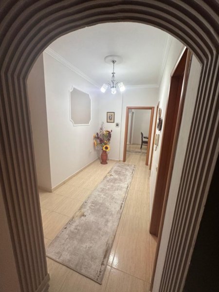 Tirane, jepet me qera apartament Kati 1, 100 m² 700 € (Rruga Haxhi Hysen Dalliu)