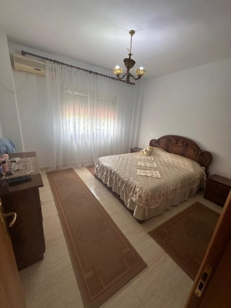 Tirane, jepet me qera apartament Kati 1, 100 m² 700 € (Rruga Haxhi Hysen Dalliu)