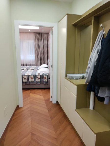 Tirane, shes apartament 1+1 , 82 m² 304.000 € (Pazari i ri)