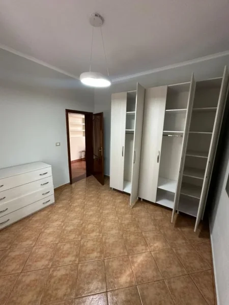 Tirane, jepet me qera apartament 1+1 Kati 1, 58 m² 400 € (5 MAJ)