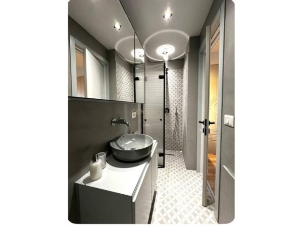 Tirane, jepet me qera vetem 1 dhome 1+1 Kati 3, 30 m² 600 € (qender Tirane)