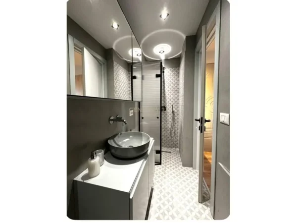 Tirane, jepet me qera vetem 1 dhome 1+1 Kati 3, 30 m² 600 € (qender Tirane)