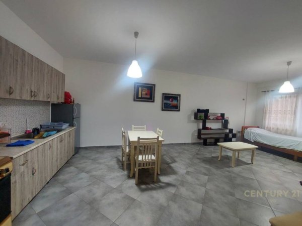Tirane, jepet me qera apartament 1+1 Kati 3, 85 m² 400 € (prane bar artistit)