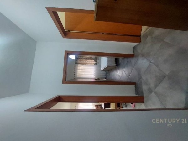 Tirane, jepet me qera apartament 1+1 Kati 3, 85 m² 400 € (prane bar artistit)