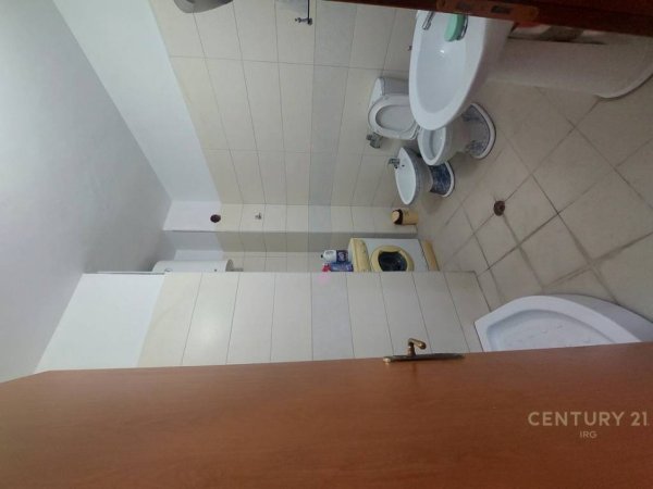 Tirane, jepet me qera apartament 1+1 Kati 3, 85 m² 400 € (prane bar artistit)