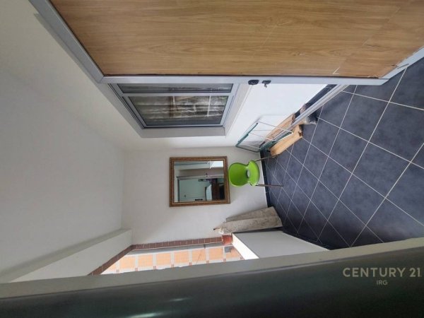 Tirane, jepet me qera apartament 1+1 Kati 3, 85 m² 400 € (prane bar artistit)