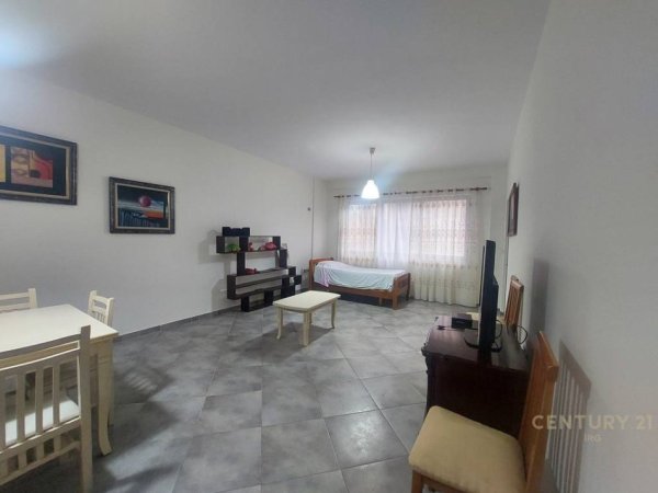 Tirane, jepet me qera apartament 1+1 Kati 3, 85 m² 400 € (prane bar artistit)