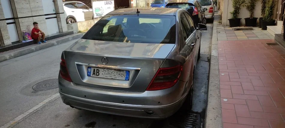 Fier, shitet makine Mercedes Benz C200 Nafte, gri metalizato automatik Klima 259.000 km 5.200 €