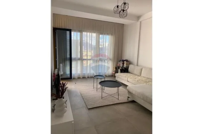 Tirane, jepet me qera apartament 1+1+Ballkon , 800 € (Square 21)