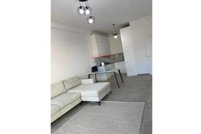 Tirane, jepet me qera apartament 1+1+Ballkon , 800 € (Square 21)