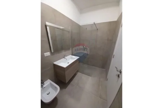 Tirane, jepet me qera apartament 1+1+Ballkon , 800 € (Square 21)