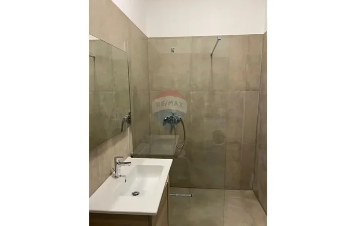 Tirane, jepet me qera apartament 1+1+Ballkon , 800 € (Square 21)