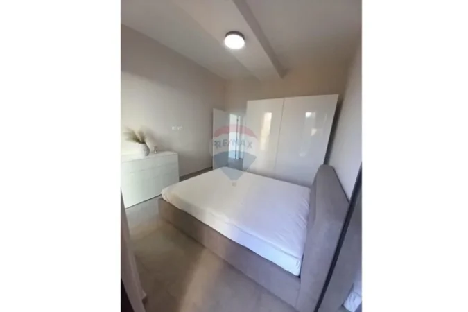 Tirane, jepet me qera apartament 1+1+Ballkon , 800 € (Square 21)