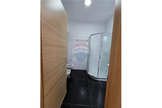 Tirane, jepet me qera apartament 2+1+Ballkon , 1.000 € (Kompleksi Deliorgji)
