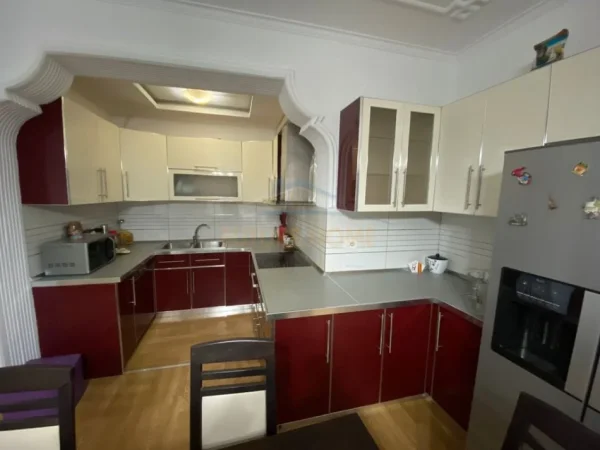 Tirane, jepet me qera apartament 2+1+Ballkon Kati 5, 71 m² 500 € (Don Bosko)