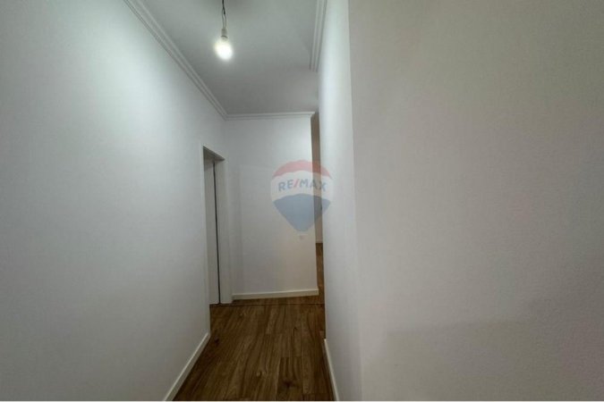 Tirane, shitet apartament 2+1+Ballkon , 75 m² 240.000 € (Rruga e Bogdaneve)