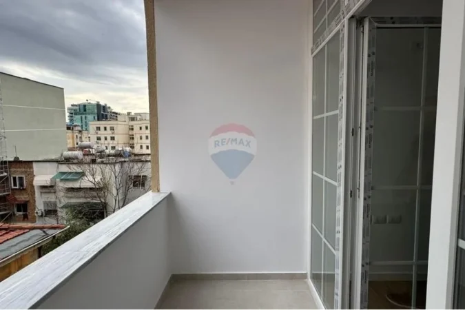Tirane, shitet apartament 2+1+Ballkon , 75 m² 240.000 € (Rruga e Bogdaneve)