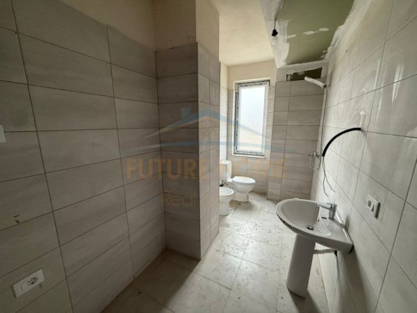 Tirane, shitet apartament 2+1+Ballkon Kati 7, 108 m² 174.000 € (Shkolla e Bashkuar)