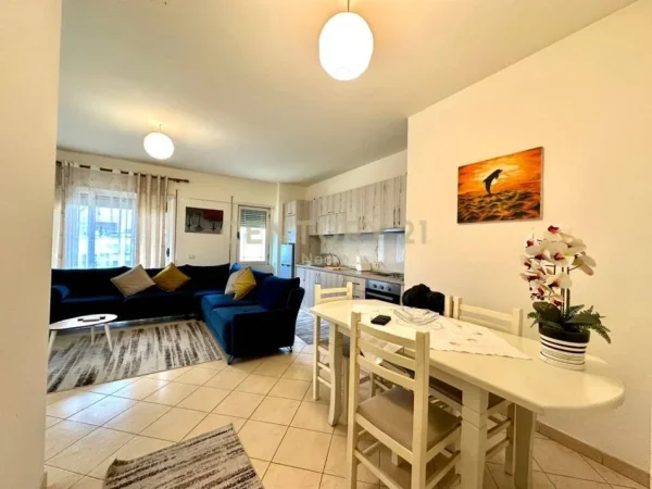 Tirane, jepet me qera apartament duplex 2+1+Ballkon Kati 4, 100 m² 600 € (kopshti zoologjik)