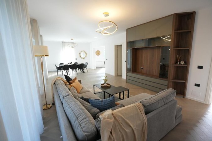 Elbasan, jap me qera Vile 3+1 , 450 m² 2.500 € (Elbasan)