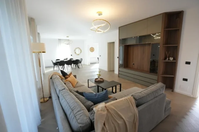 Elbasan, jap me qera Vile 3+1 , 450 m² 2.500 € (Elbasan)