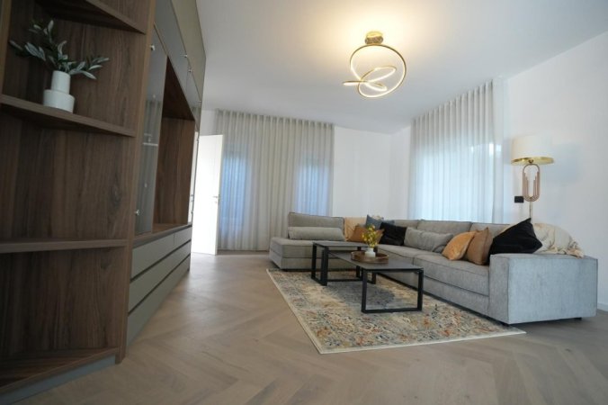 Elbasan, jap me qera Vile 3+1 , 450 m² 2.500 € (Elbasan)