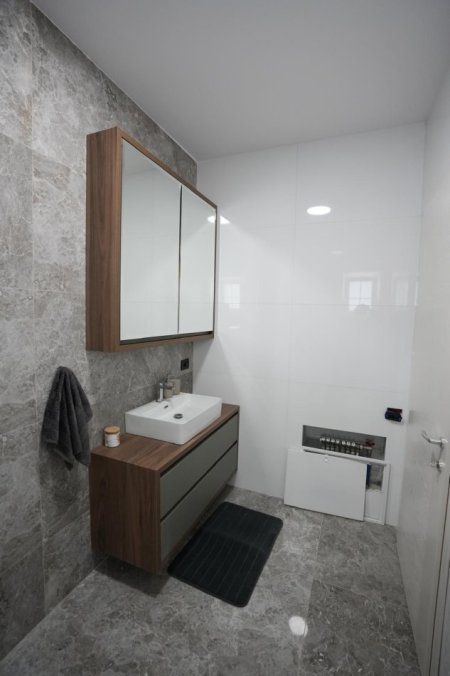 Elbasan, jap me qera Vile 3+1 , 450 m² 2.500 € (Elbasan)