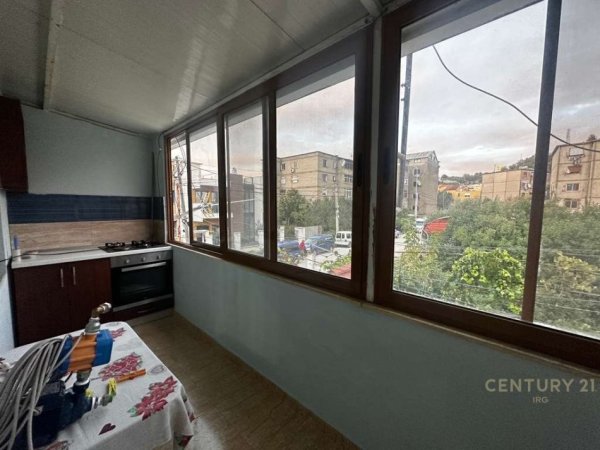 Tirane, jepet me qera apartament 1+1 Kati 2, 56 m² 350 € (Kombinat)