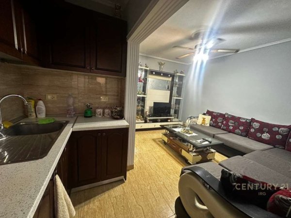 Tirane, jepet me qera apartament 1+1 Kati 2, 56 m² 350 € (Kombinat)