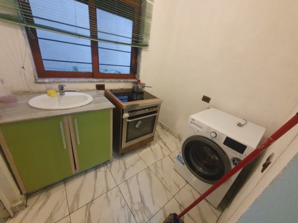 Tirane, jepet me qera garsonier Kati 1, 40 m² 300 € (Rruga Migjeni stacioni i fundit i Laprakes)