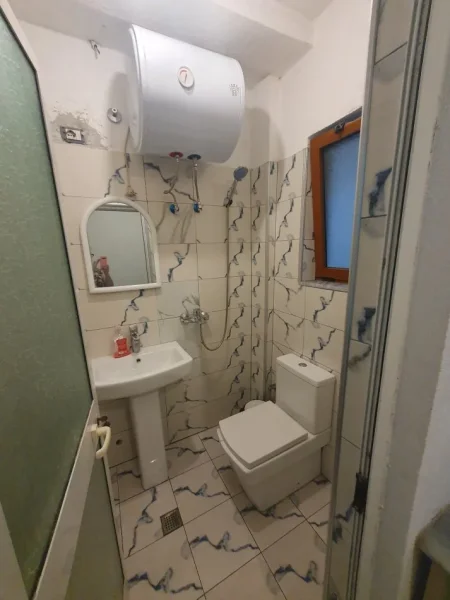 Tirane, jepet me qera garsonier Kati 1, 40 m² 300 € (Rruga Migjeni stacioni i fundit i Laprakes)
