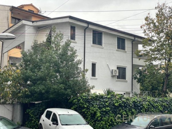 Tirane, jepet me qera Vile 3 Katshe Kati 3, 292 m² 5.000 € (Rr. Muhamed Gjollesha)