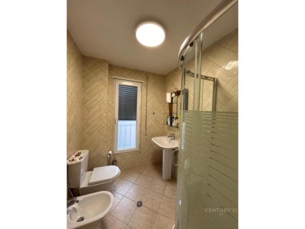 Tirane, jepet me qera apartament 3+1+Aneks+Ballkon Kati 3, 118 m² 1.100 € (21 Dhjetori)