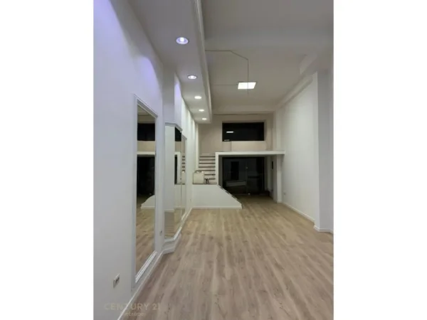Tirane, jepet me qera dyqan Kati 0, 70 m² 1.000 € (Rr. Him Kolli)